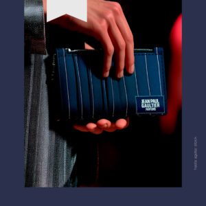 Por la compra de un perfume en la marca Jean Paul Gualtier llévate, un Corp Masc Card Holder.