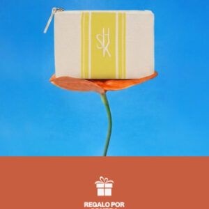 Por la compra de una fragancia en la marca Shakira, recibe gratis un Mini Pouch Amarillo.